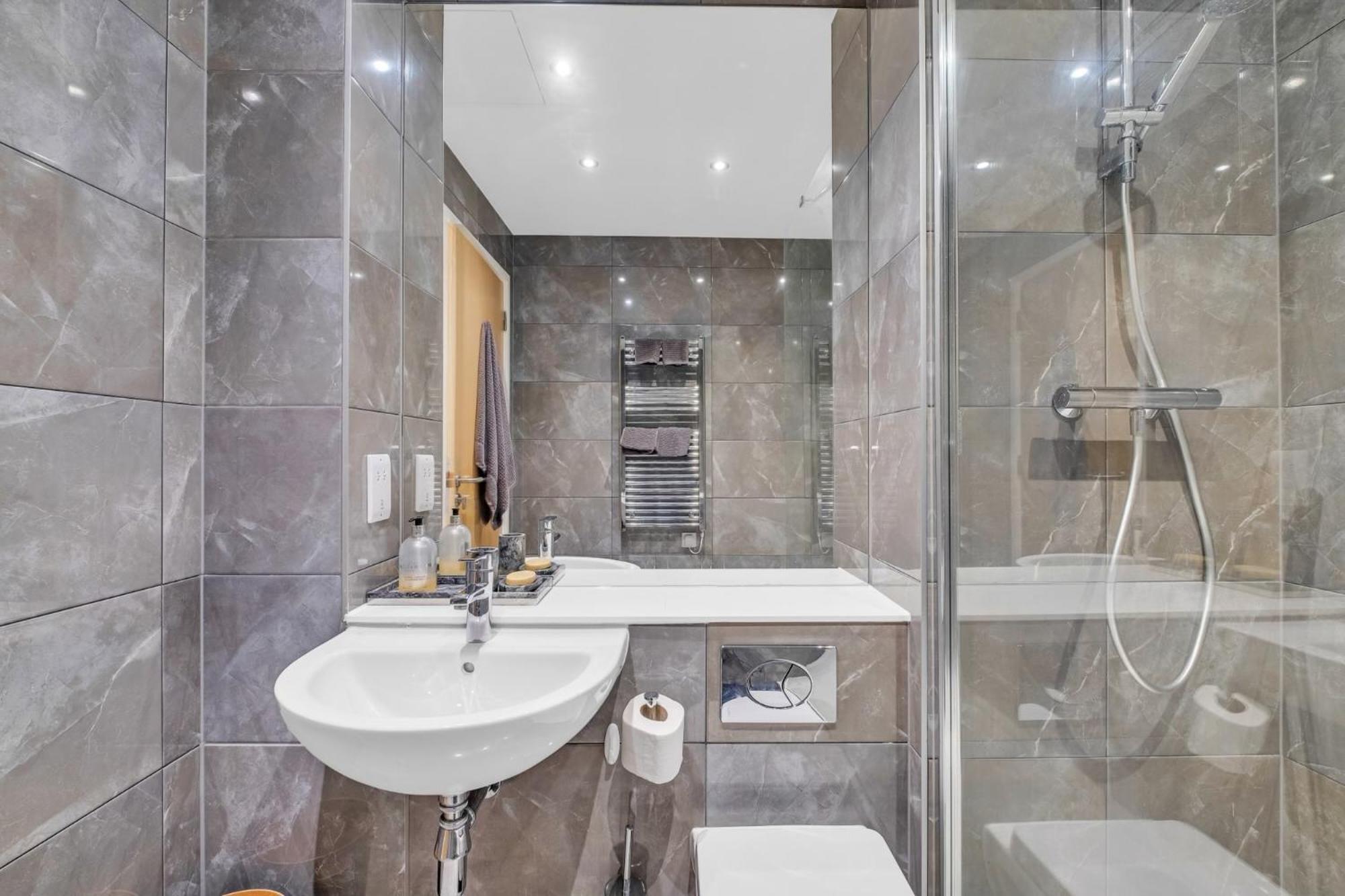Luxurious & Glamorous Centrally Located 2 Bedroom 2 Bathroom Apartment - Central Birmingham - Secure Parking - Netflix Екстериор снимка
