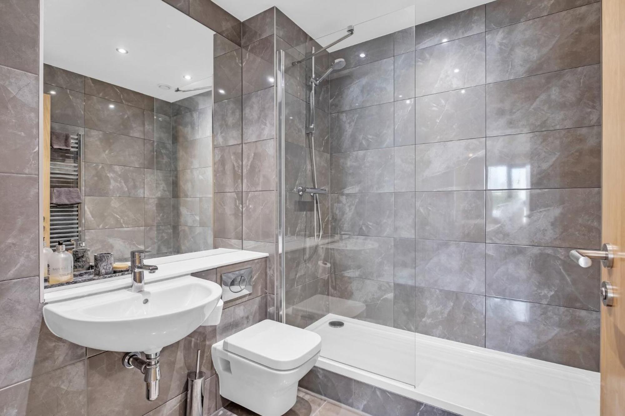 Luxurious & Glamorous Centrally Located 2 Bedroom 2 Bathroom Apartment - Central Birmingham - Secure Parking - Netflix Екстериор снимка