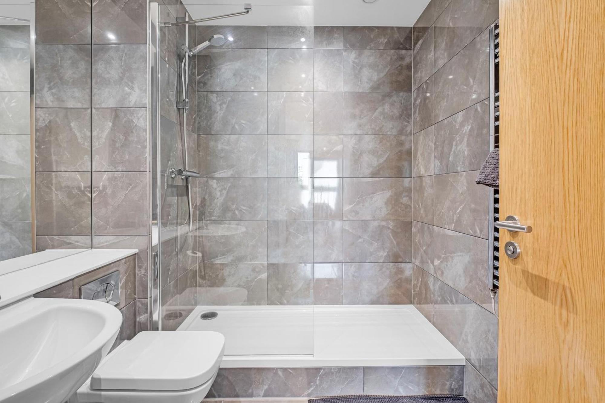 Luxurious & Glamorous Centrally Located 2 Bedroom 2 Bathroom Apartment - Central Birmingham - Secure Parking - Netflix Екстериор снимка